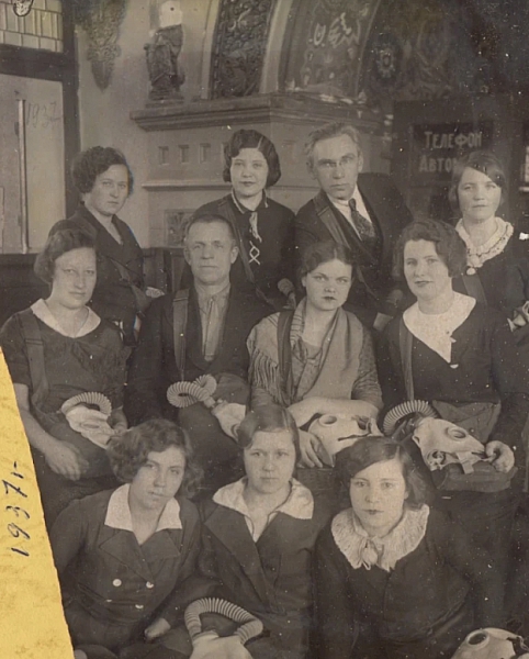 1937 год. Сотрудники Госбанка на Покровке. В руках держат противогазы — вероятно, учения или ГТО, 1937 год, Начиная с 1931 года, активисты ОСОАВИАХИМа ведут широкую пропагандистскую деятельность, проводят занятия по противовоздушной и противохимической обороне на заводах и фабриках, в государственных учреждениях и учебных заведениях.
