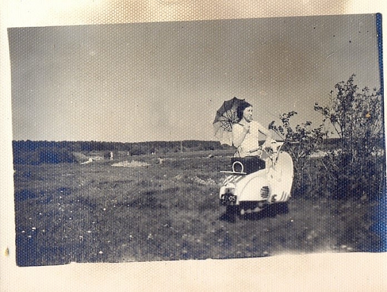 1950-ые. «До того как родители купили запорожец, у нас был мотороллер Вятка или Ява. Папа везде ездил на нём и меня иногда катал. Мы за грибами ездили в близлежащий лес на 47 километр арзамасского шоссе». На фотографии  — мама, Нина Константиновна Иванова, 1950-е года.