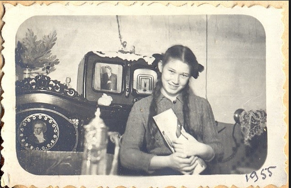 Внучка застройщиков — Наталья Георгиевна внутри дома, 1955 год.