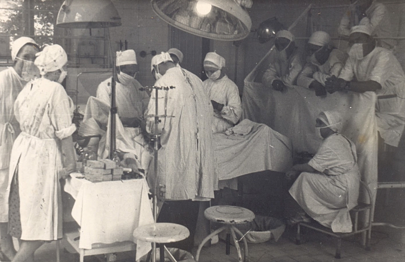 Давид Дмитриевич в операционной, 1976 год