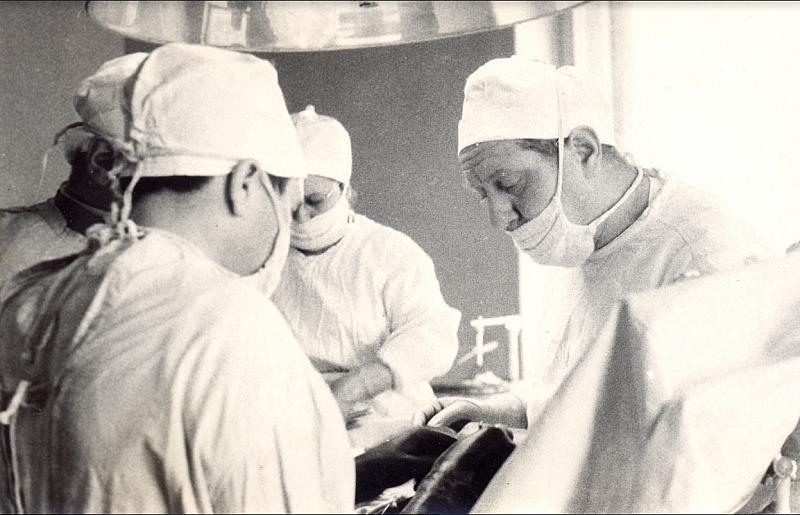 Давид Дмитриевич в операционной, 1977 год