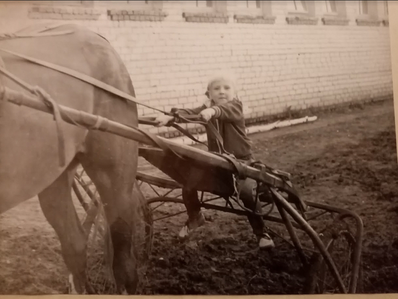 Внучка Анна Афанасьева примеряет роль наездника