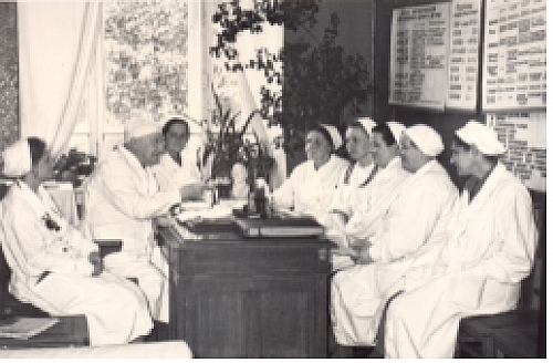 Мария Федоровная, дальняя справа