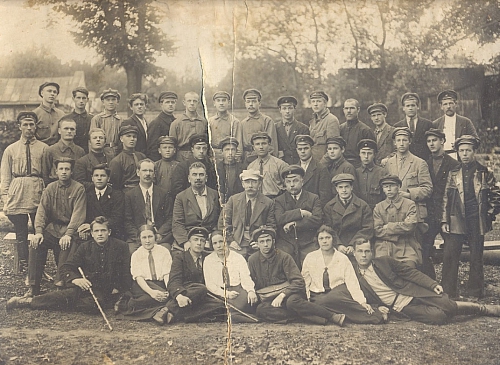 Выпускники Нижегородского промышленно-экономического техникума, 1925 год. Михаил Андреевич стоит в 1 ряду 4 слева.