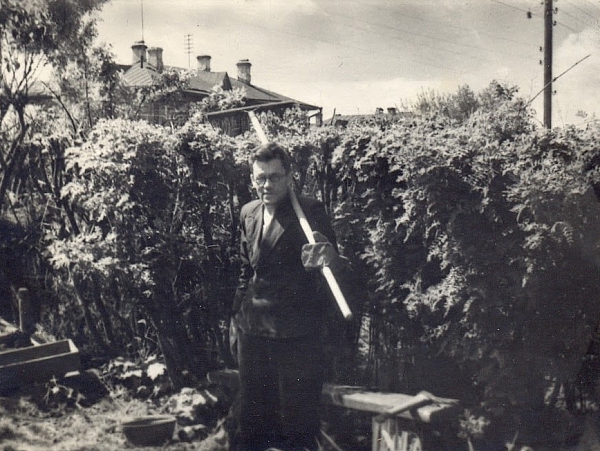 Михаил Андреевич, работа в саду.