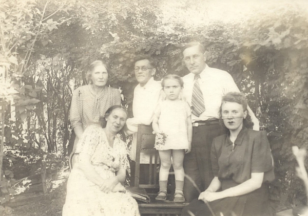 Михаил Андреевич с женой, другие люди на фотографии неизвестны.