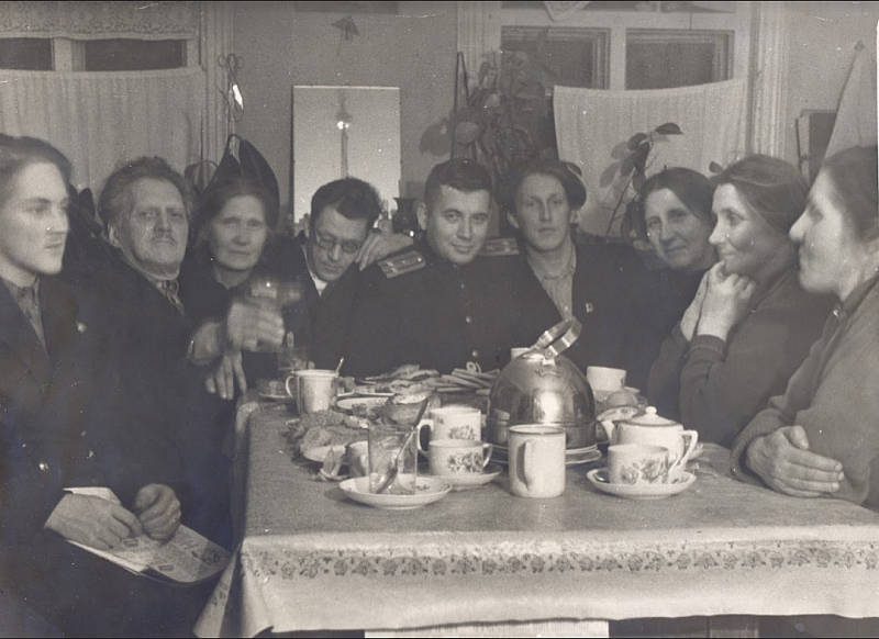 Слева-направо: Бебихов Виталий Аркадьевич, Кириллов Федор Федорович (http://opentextnn.ru/old/history/familisarchives/index.html@id=4450), Артемьева Римма Федоровна, Артемьев Михаил Андреевич, Аверин Александр Михайлович, Артемьев Андрей Михайлович, Аверина Людмила Федоровна, Бебихова Галина Федоровна, Кириллова Надежда Федоровна.