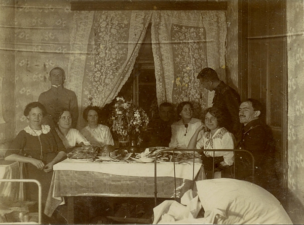 Людмила Федоровна на студенческой вечеринке в г. Москва (вторая слева)