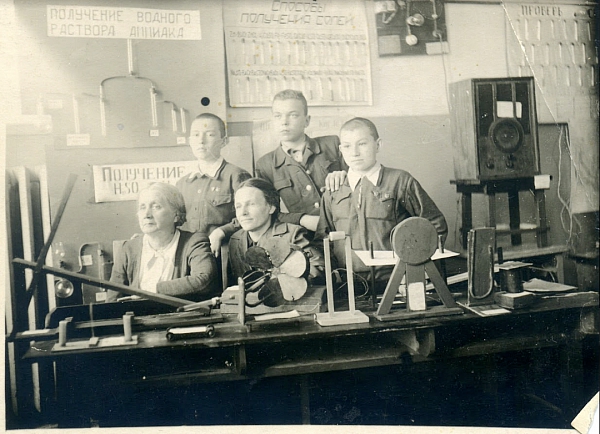 Людмила Федоровна с учениками. Радио-кружок. Фото №2.