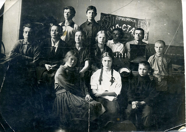 Людмила Федоровна с учениками. Радио-кружок. Фото №1.