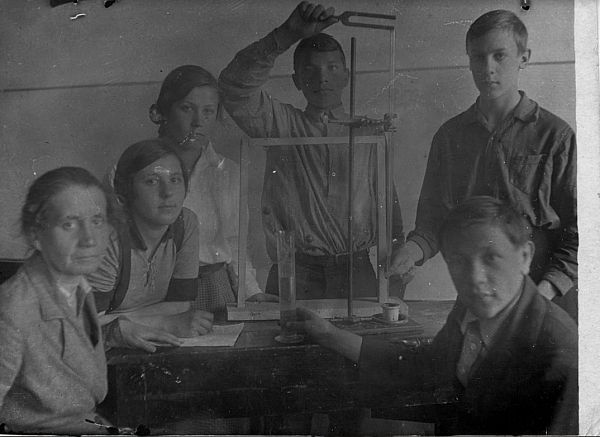 Людмила Федоровна с учениками. Урок физики. Фото №1