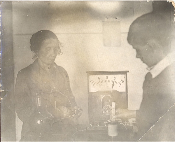 Людмила Федоровна с учениками. Урок физики. Фото №2