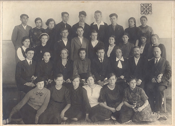 Людмила Федоровна с учениками. Выпускное фото.