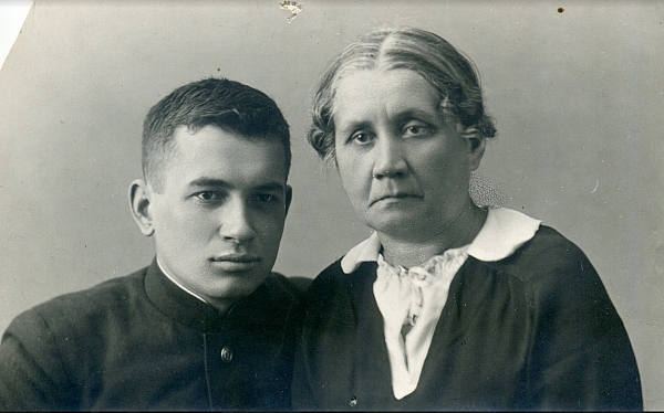 Людмила Федоровна с сыном Александром.