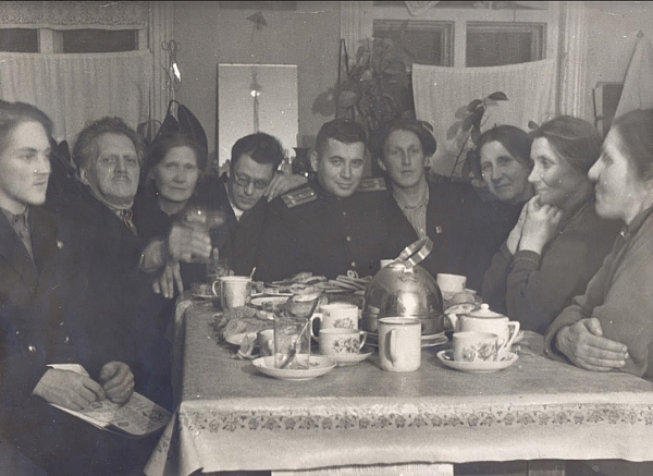 Застолье. Слева-направо: неизвестный, Кириллов Федор Федорович (http://opentextnn.ru/old/history/familisarchives/index.html@id=4450), Артемьева Римма Федоровна, Артемьев Михаил Андреевич, Аверин Александр Михайлович, Артемьев Андрей Михайлович, Аверина Людмила Федоровна, неизвестная, неизвестная.