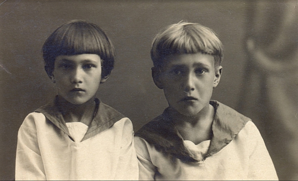 Андрей Михайлович в детстве (справа)